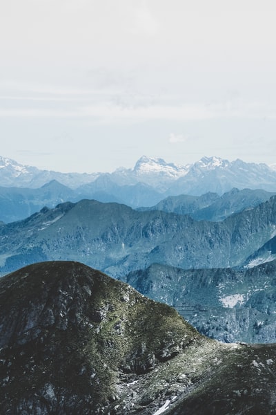 云下断块山
